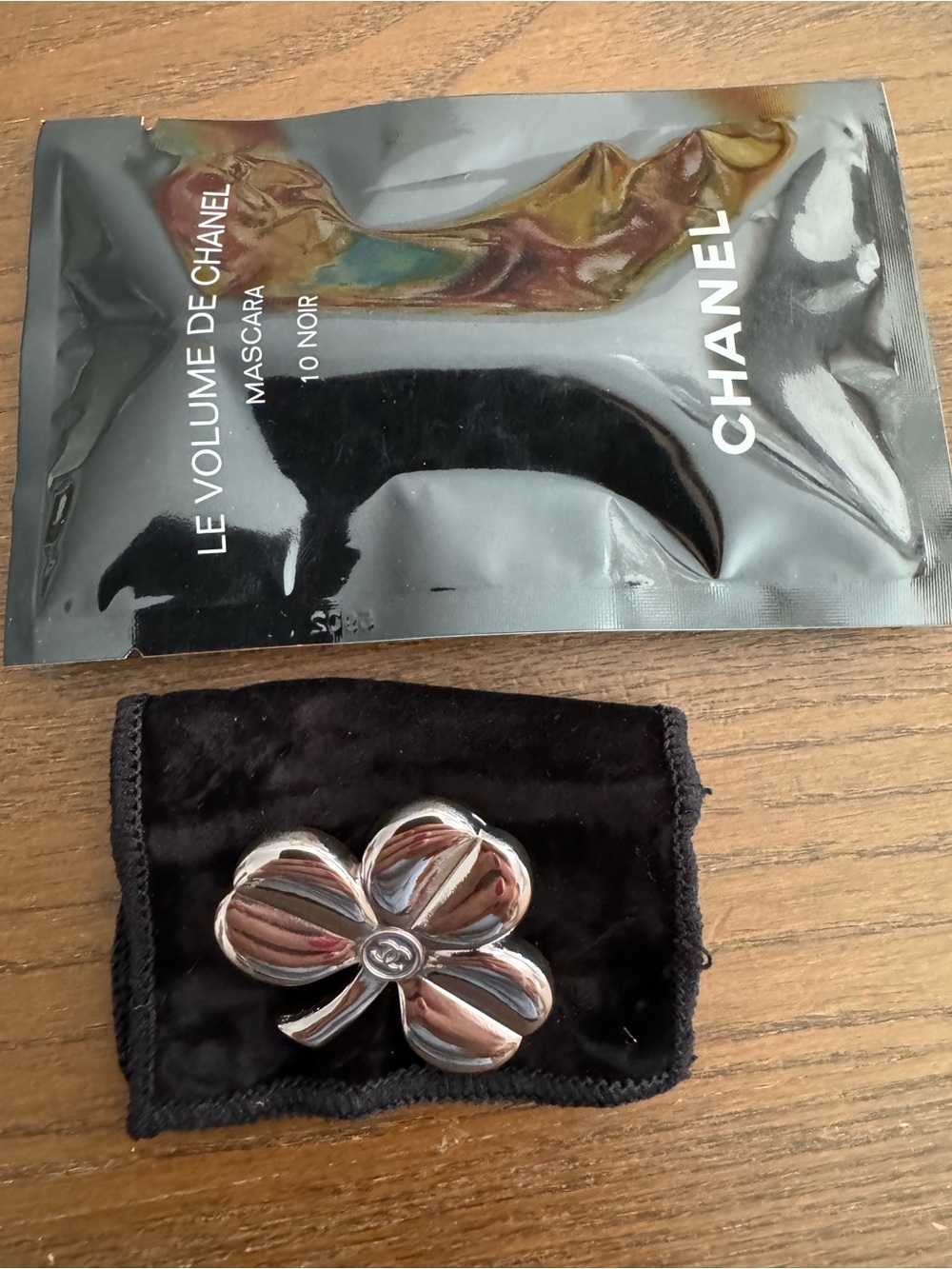 CHANEL Silver Four-Leaf Clover Pin brooch and mascara sample - Picture 4 of 5